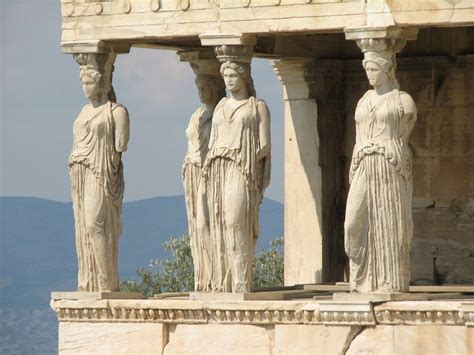 colonne femme|Érechtheion, le temple grec juché sur lacropole et ses cariatides